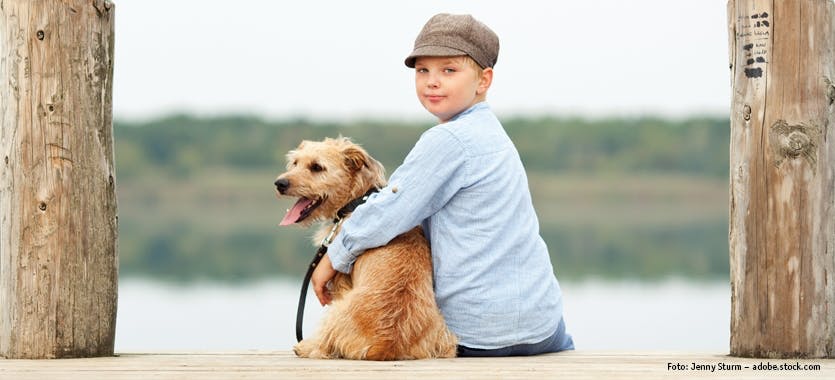 Junge mit Hund