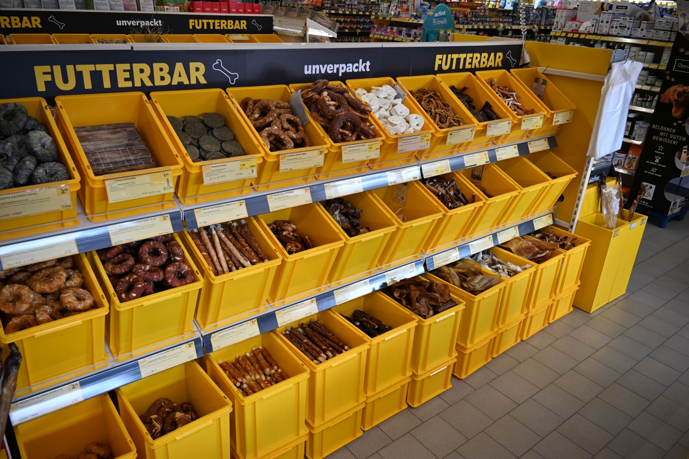 Die FUTTERBAR mit unterschiedlichen Snacks in gelben Kisten