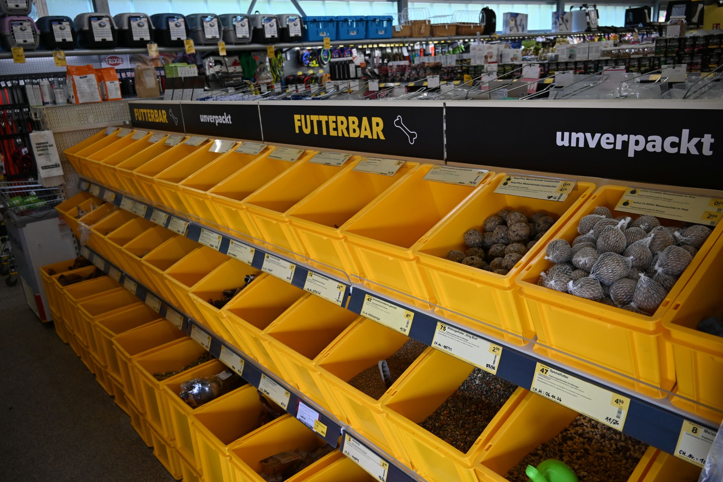 Auswahl von unverpackten Futter in der FUTTERBAR