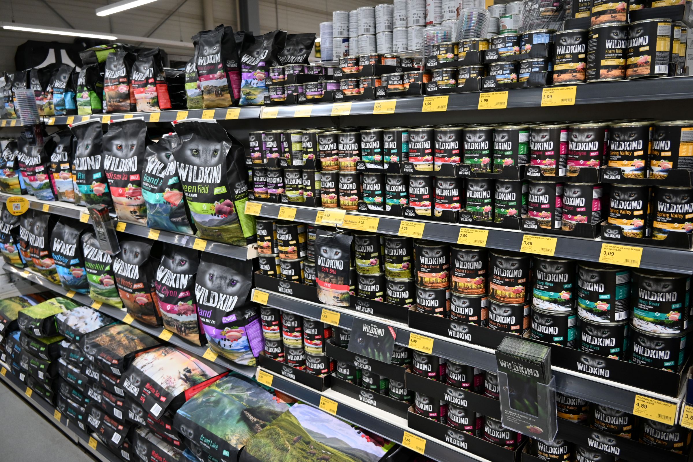Unterschiedliche Dosen und Tüten mit Hundefutter von WILDKIND im DAS FUTTERHAUS Bremen-Weserpark