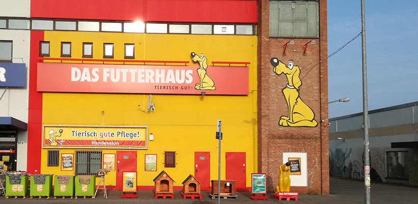 DAS-FUTTERHAUS-Halle-Eingang
