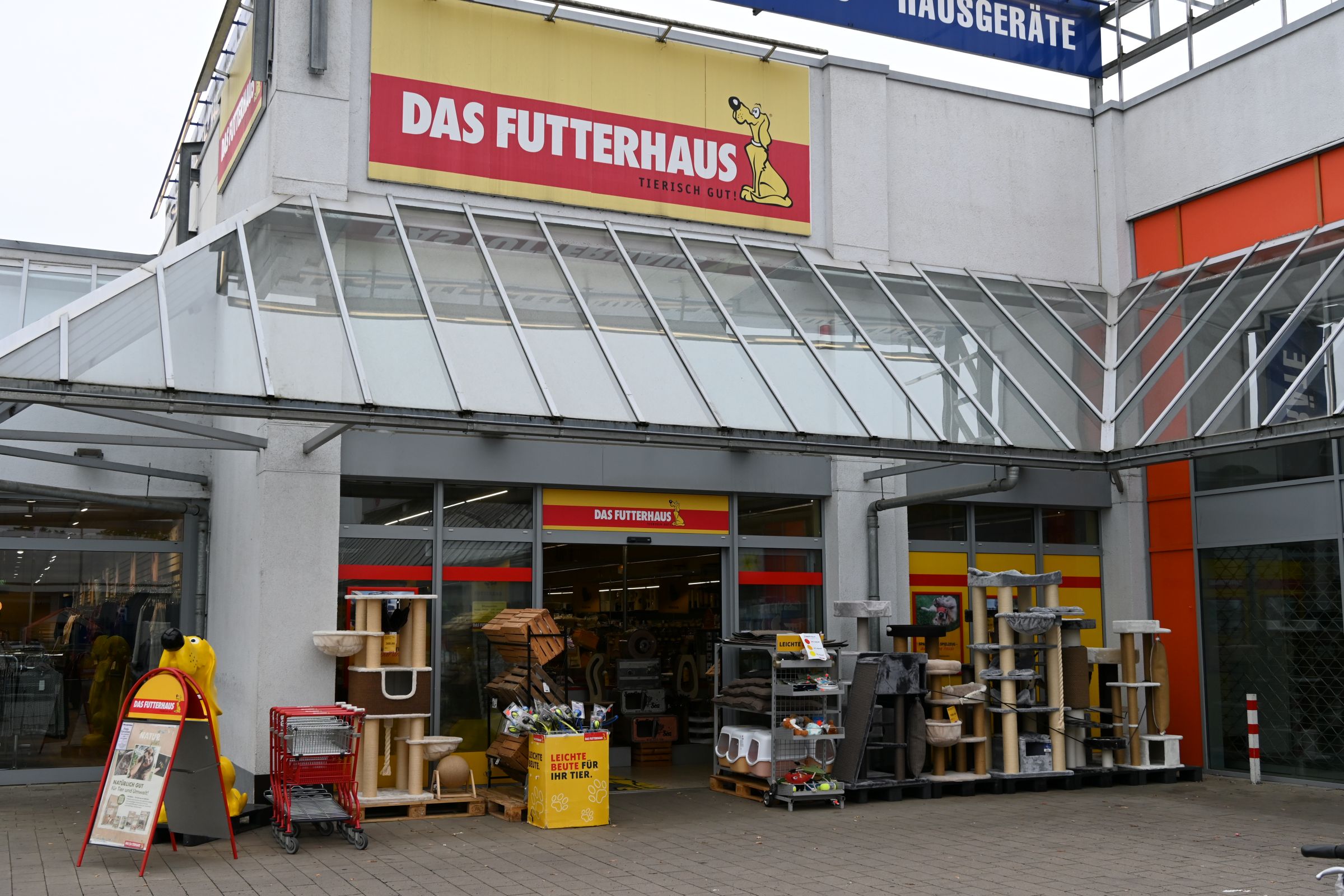 DAS FUTTERHAUS Rotenburg Eingang mit vielen Aufstellern davor