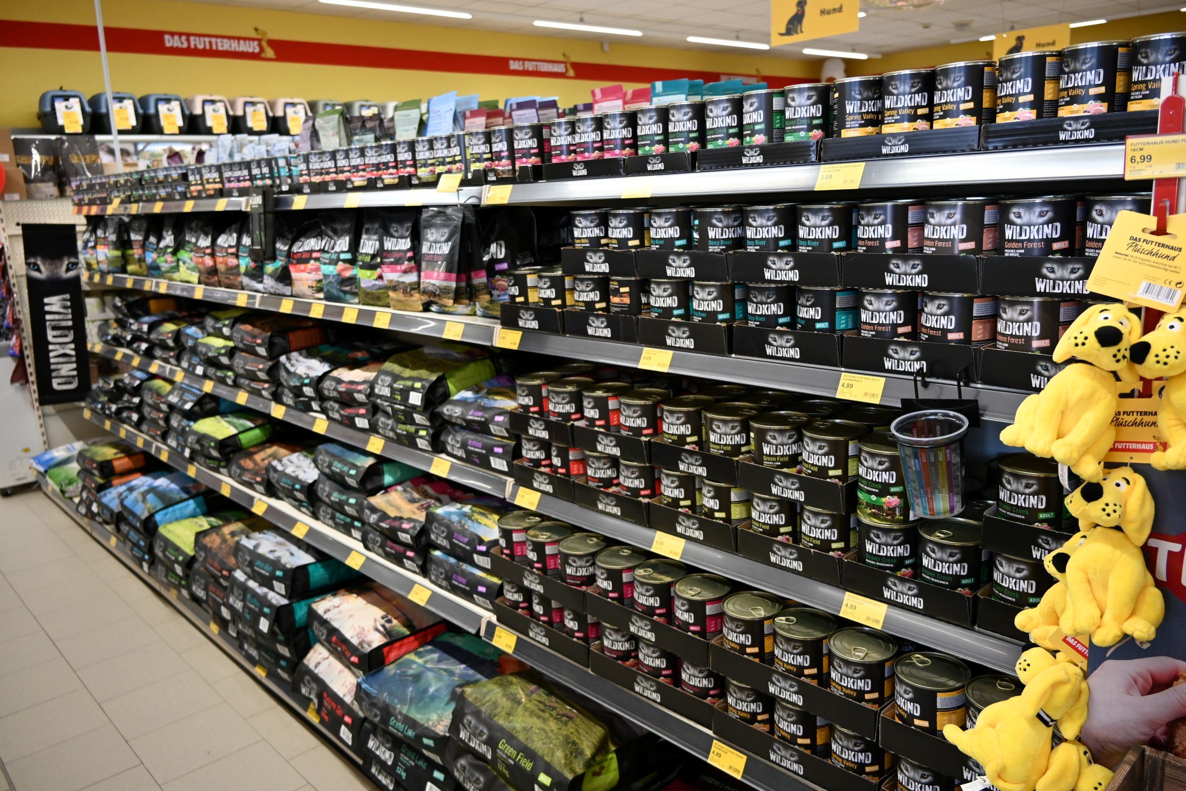 Unterschiedliche Sorten WILDKIND Nass- und Trockenfutter im DAS FUTTERHAUS Schortens