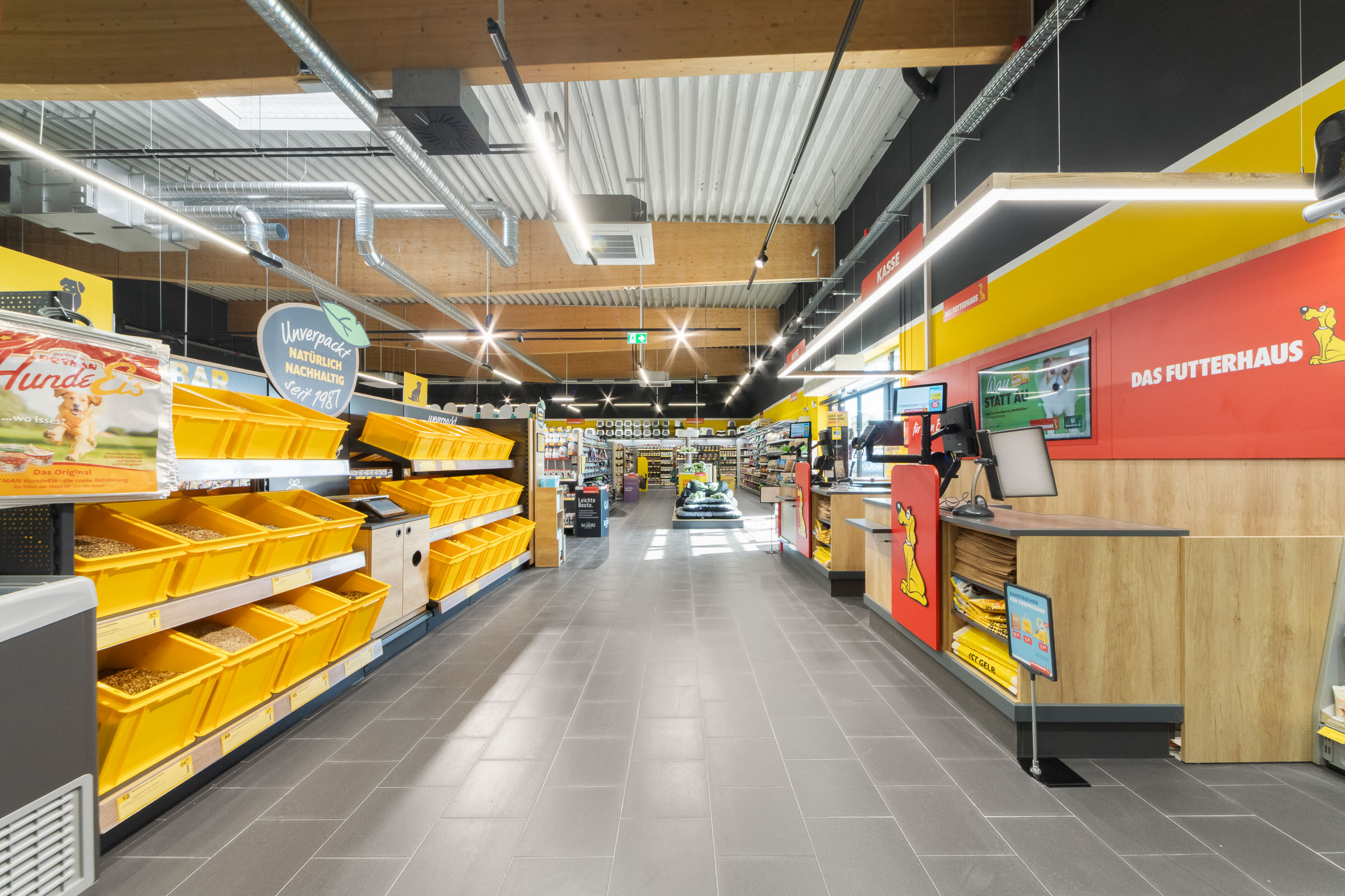 Eingangsbereich mit FUTTERBAR und Kasse im FUTTERHAUS Wolgast