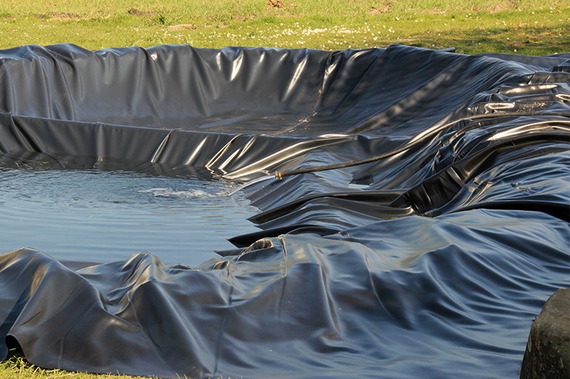 Gartenteich wird mit Teichfolie ausgelegt