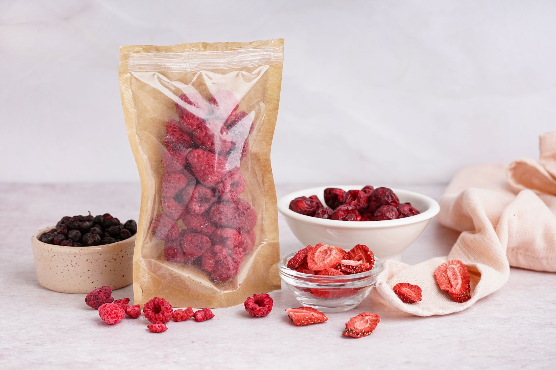 Gefriergetrocknete Beeren in Schalen und einer Tüte